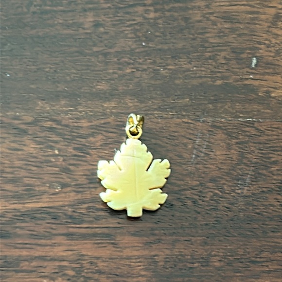 Maple leaf pendant - Picture 2 of 2